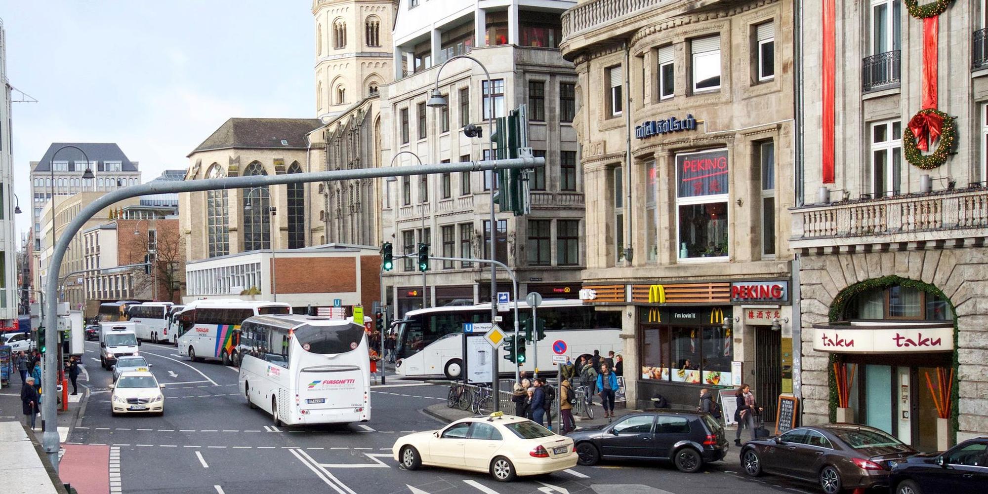Reisebusse am Dom