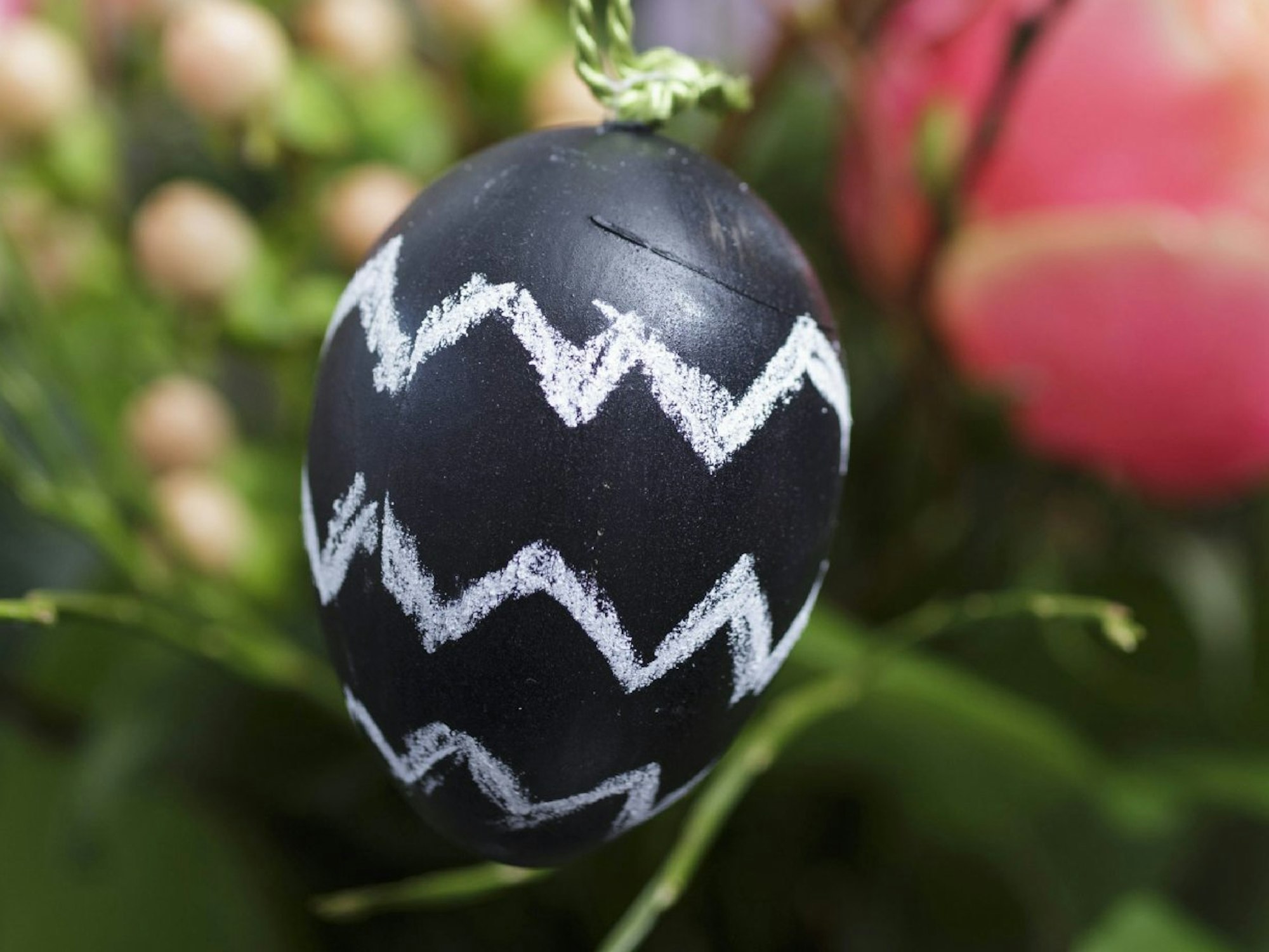 Schwarz gefärbt und mit Kreide bemalt: Das Oberlehrer-Ei.