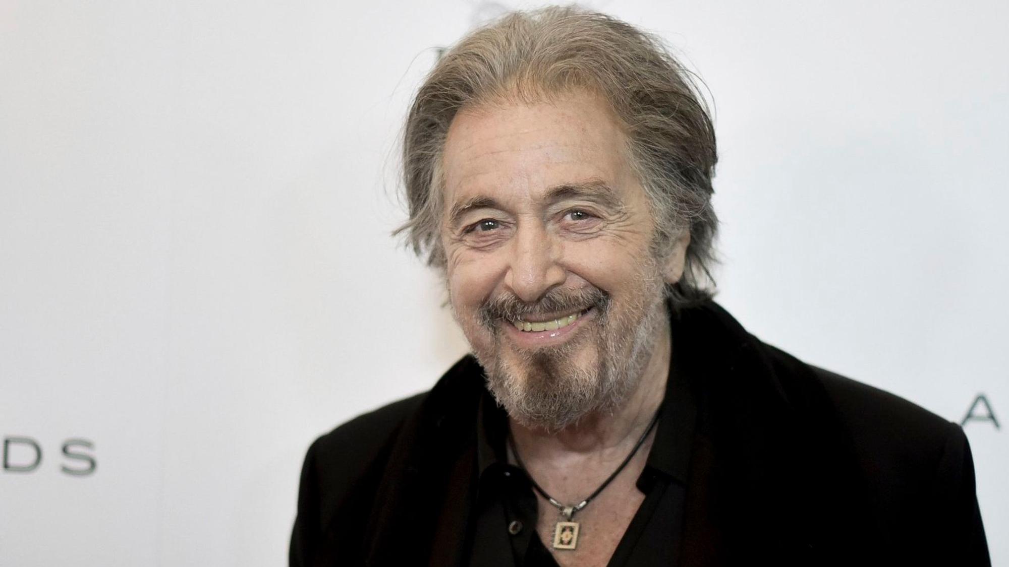 Al Pacino lächelt in die Kamera.