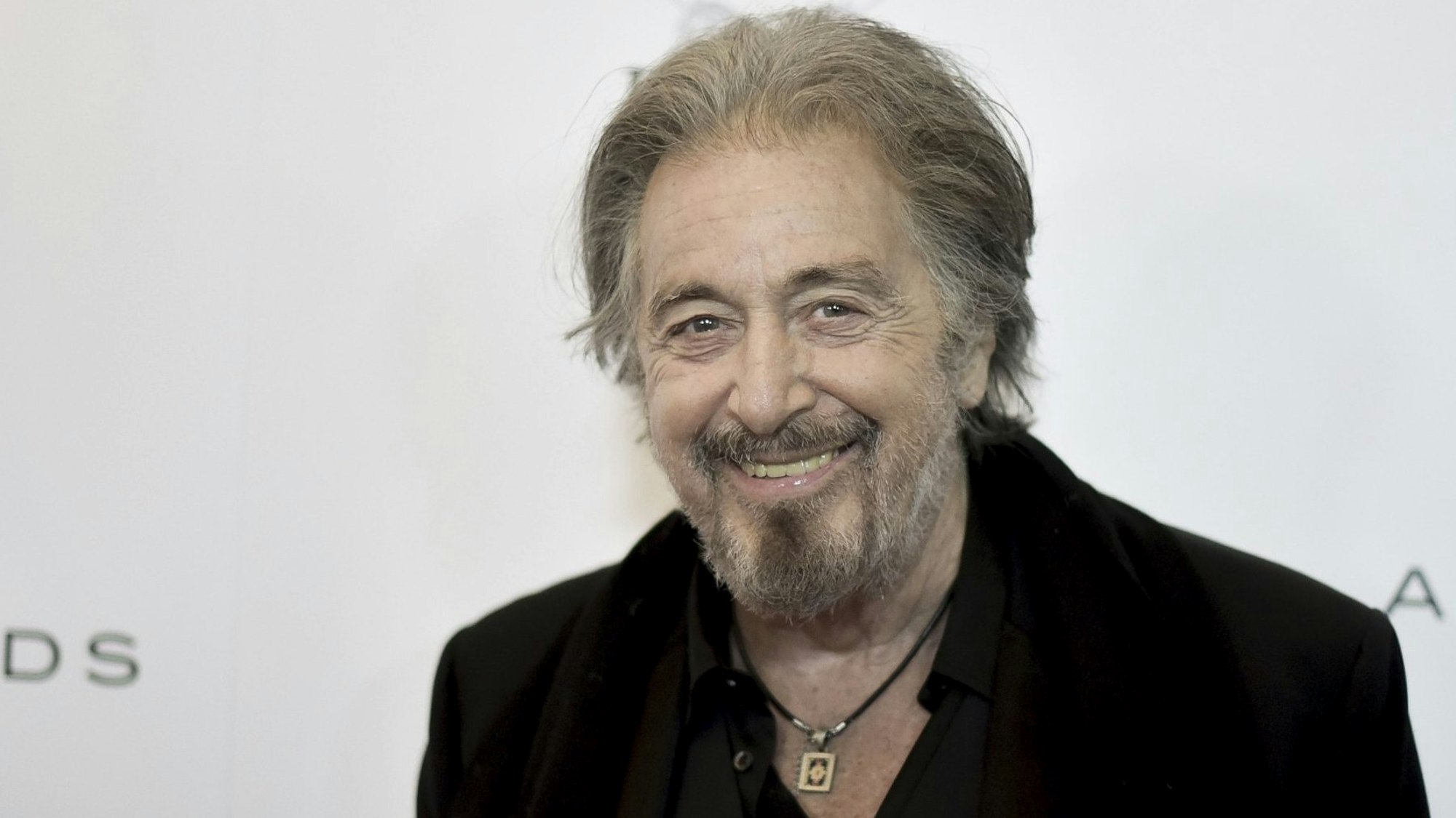 Al Pacino lächelt in die Kamera.