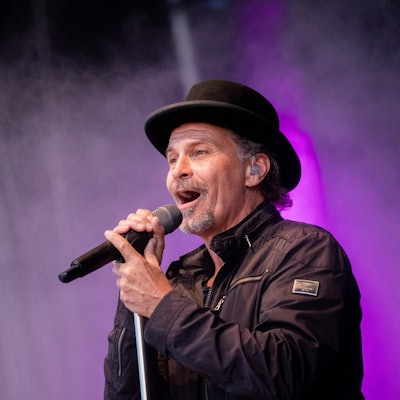 LO-Coronavirus_Brings_65081599