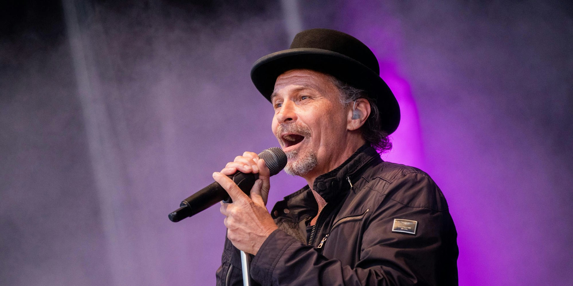 LO-Coronavirus_Brings_65081599