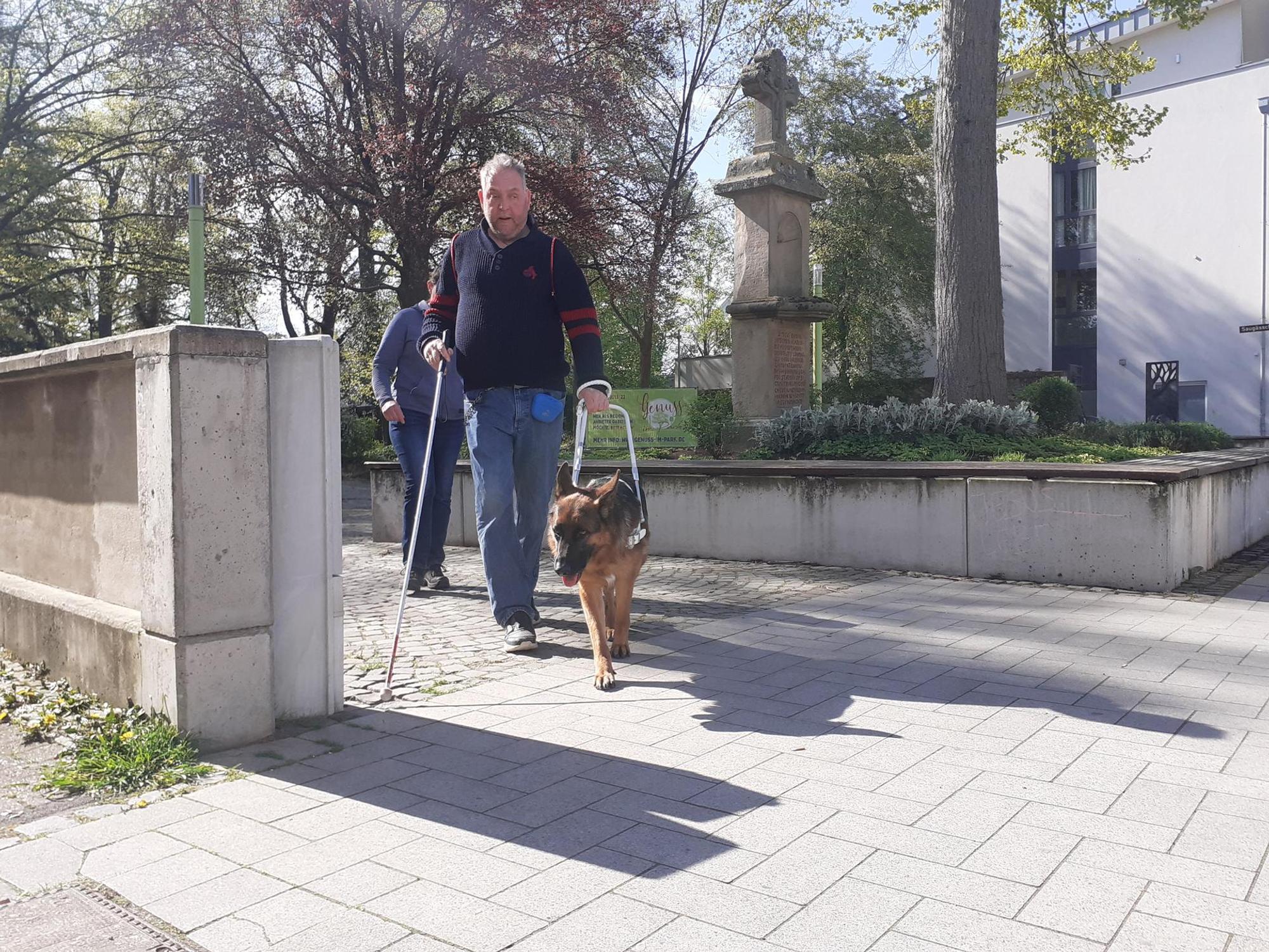 Lohmar_Blindenhund2