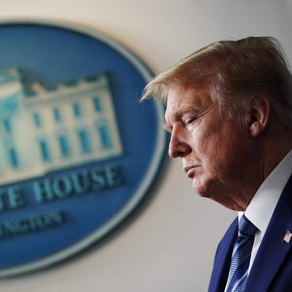 Trump vor Logo