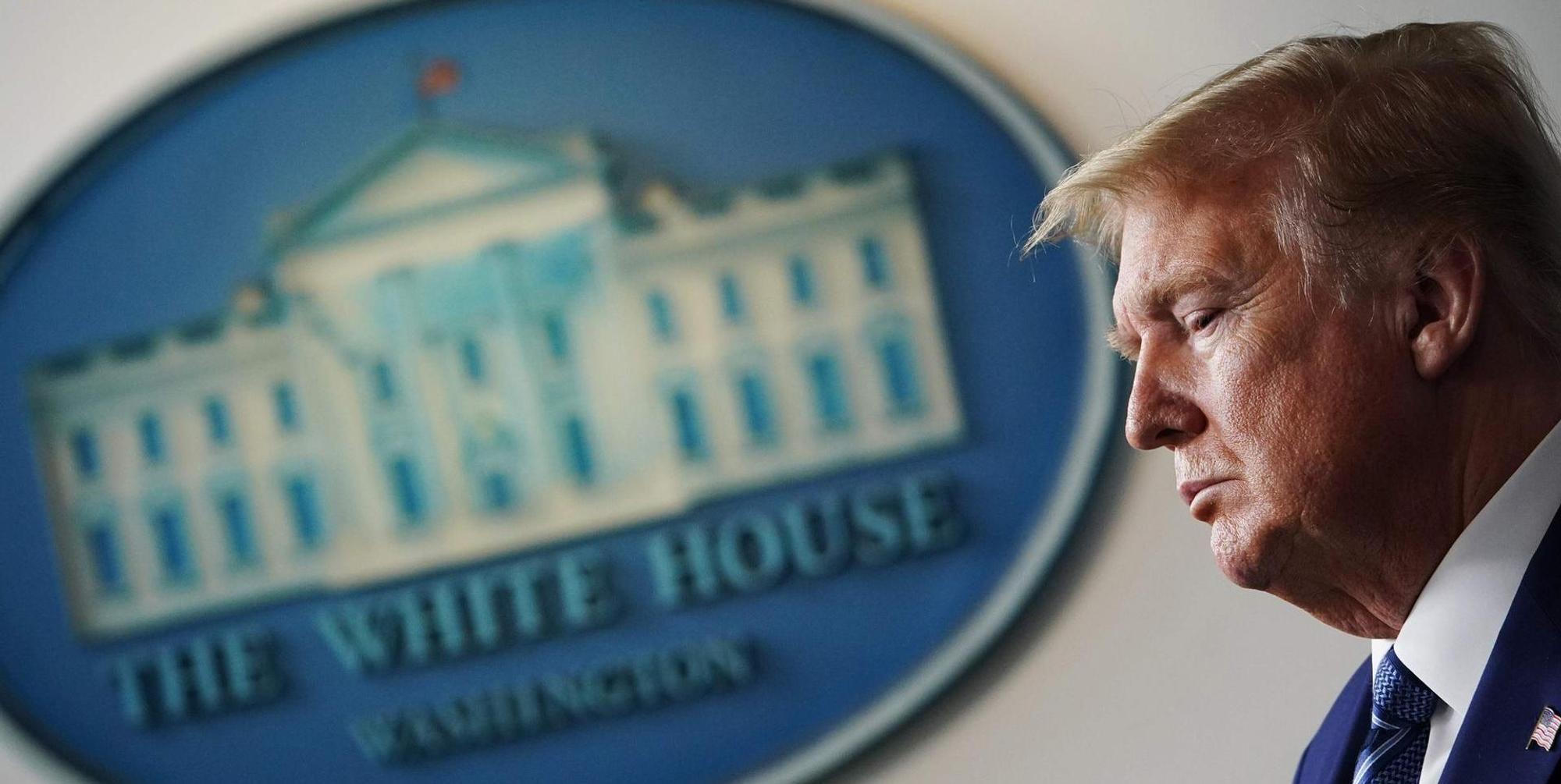 Trump vor Logo