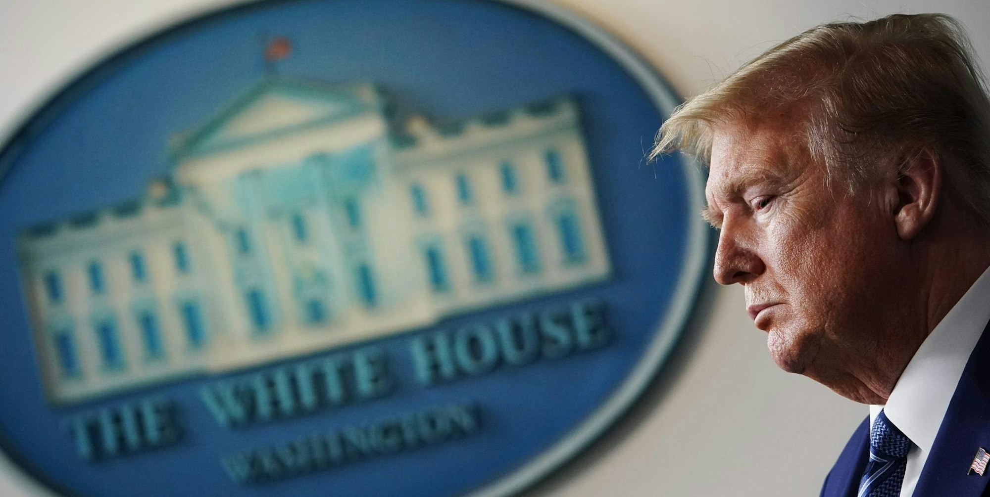 Trump vor Logo