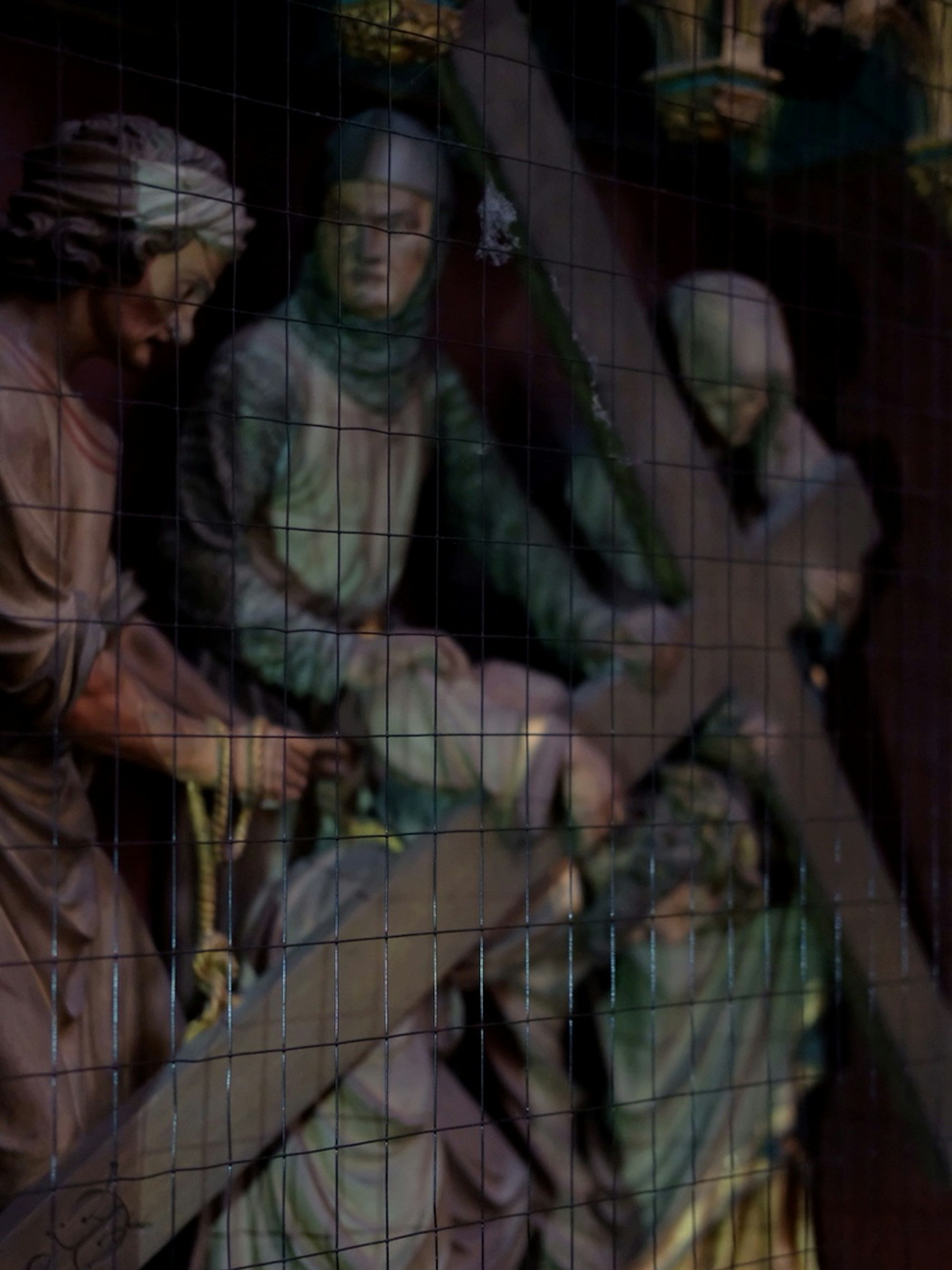 Ein Taubengitter im Kölner Dom hilft beim Schutz