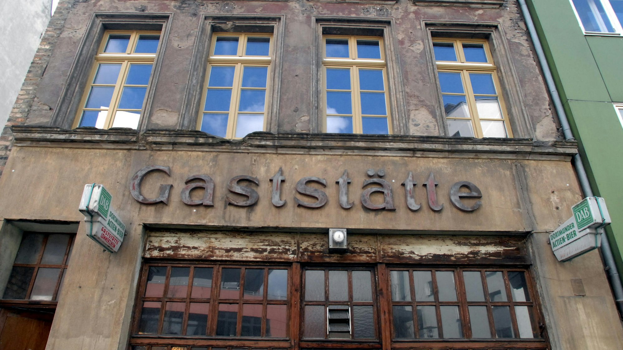 Das Traditionslokal „Lommi“ in Köln auf der Schäl Sick von außen.