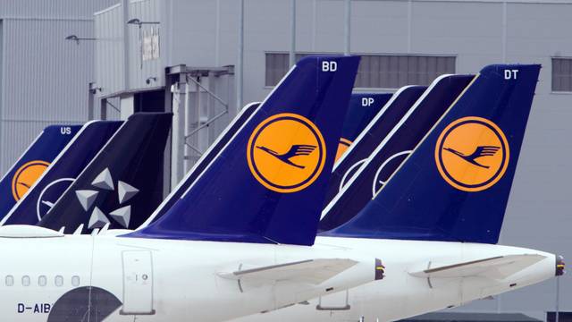 Flugzeuge der Lufthansa stehen auf einem Flughafen.