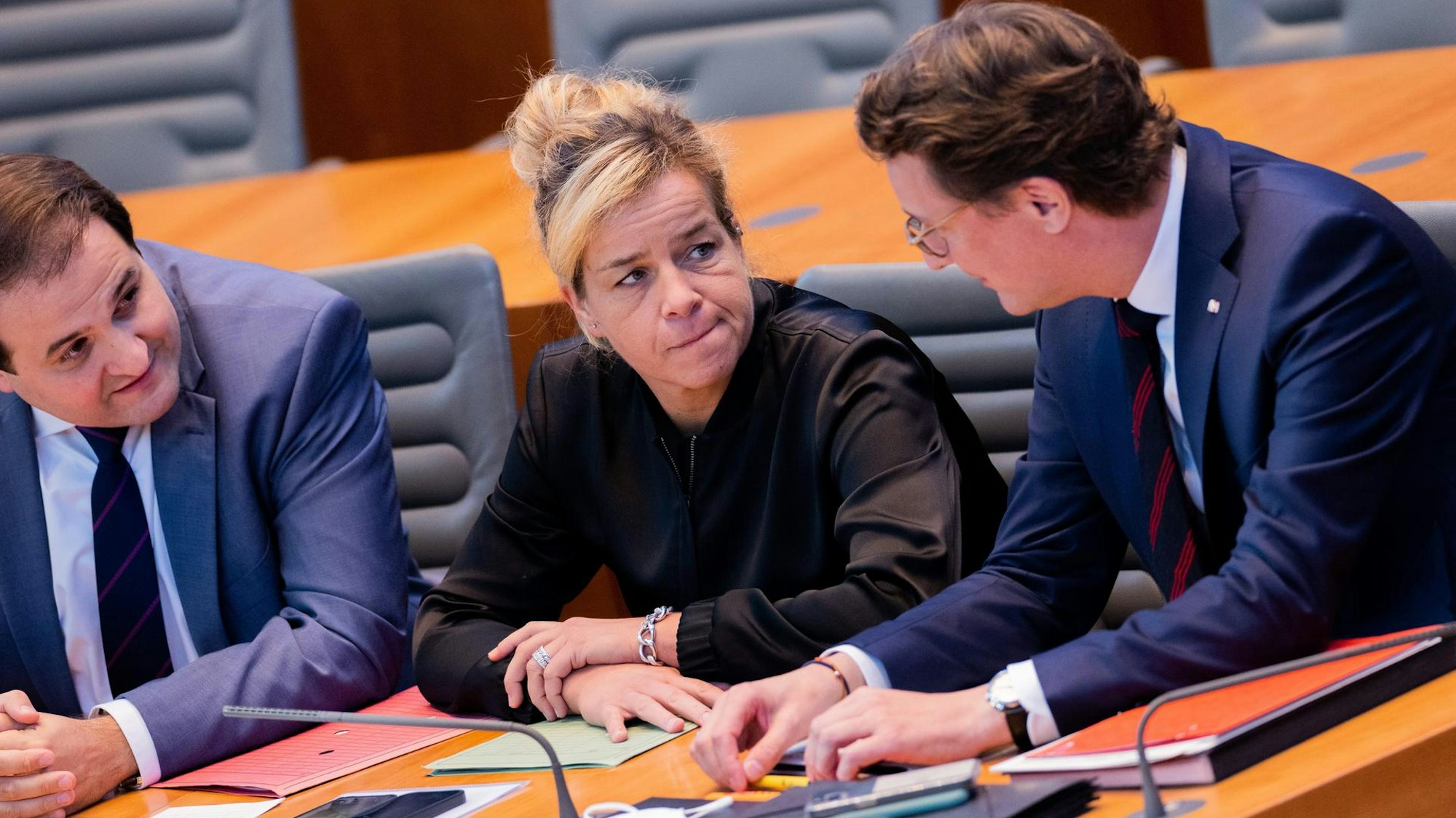 NRW-Koalition: Mona Neubaur (Grüne, Mitte), Henrdrik Wüst (CDU, rechts) und Europaminister Liminski (CDU, links)