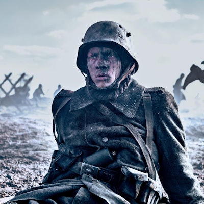 Schauspieler Felix Kammerer in einer Szene des Kriegsdramas „Im Westen nichts Neues“