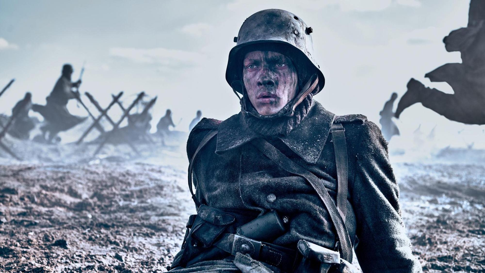 Schauspieler Felix Kammerer in einer Szene des Kriegsdramas „Im Westen nichts Neues“