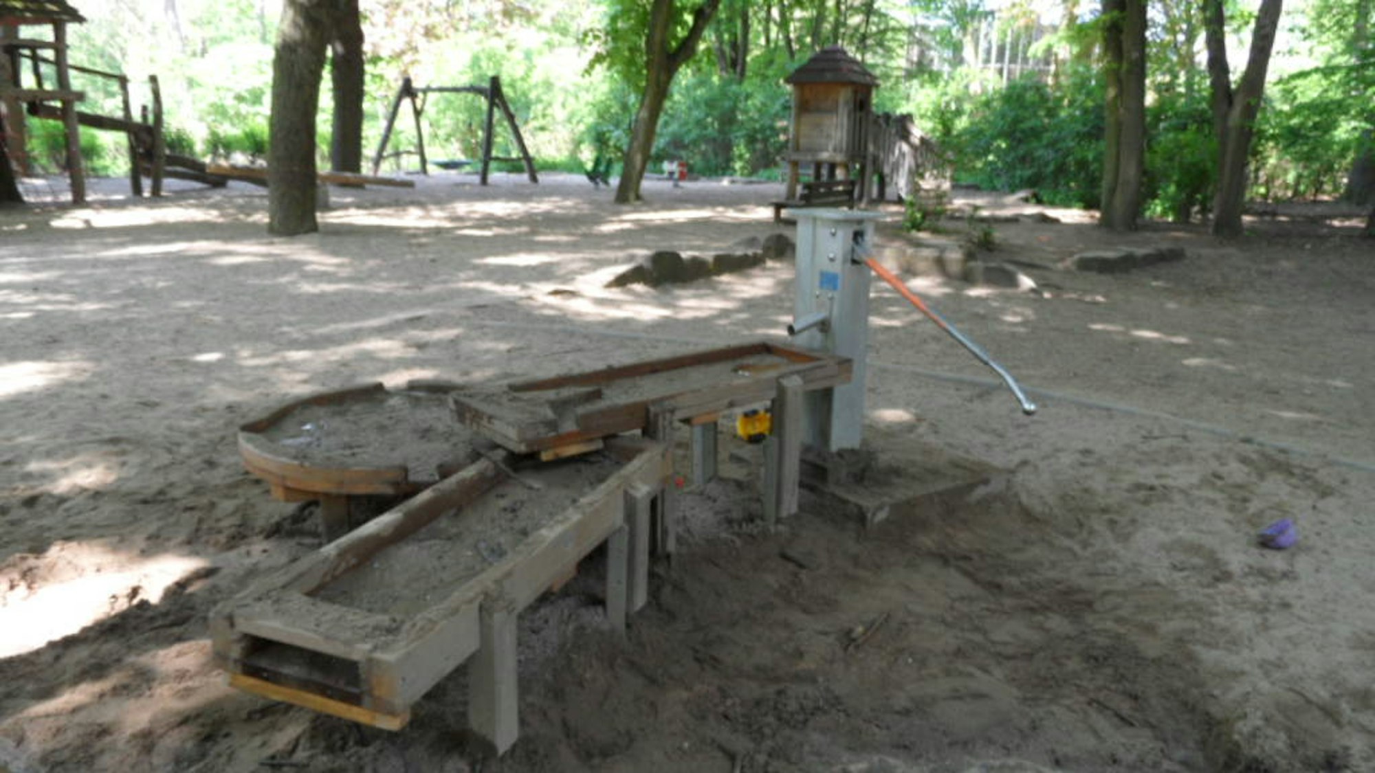 Die Wasserspielstelle auf dem Spielplatz am Beethovenpark