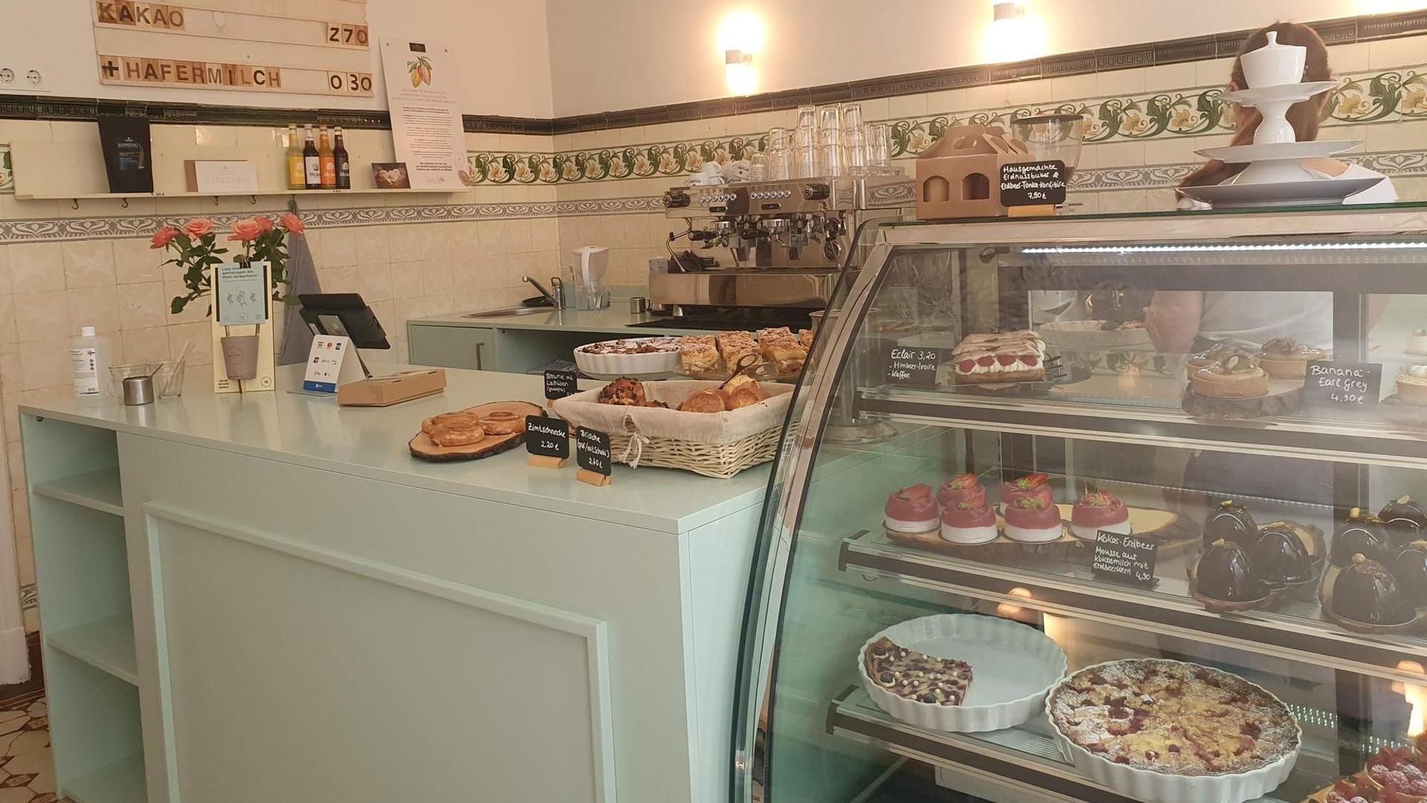 Die Theke im Cafe Nimmersatt.