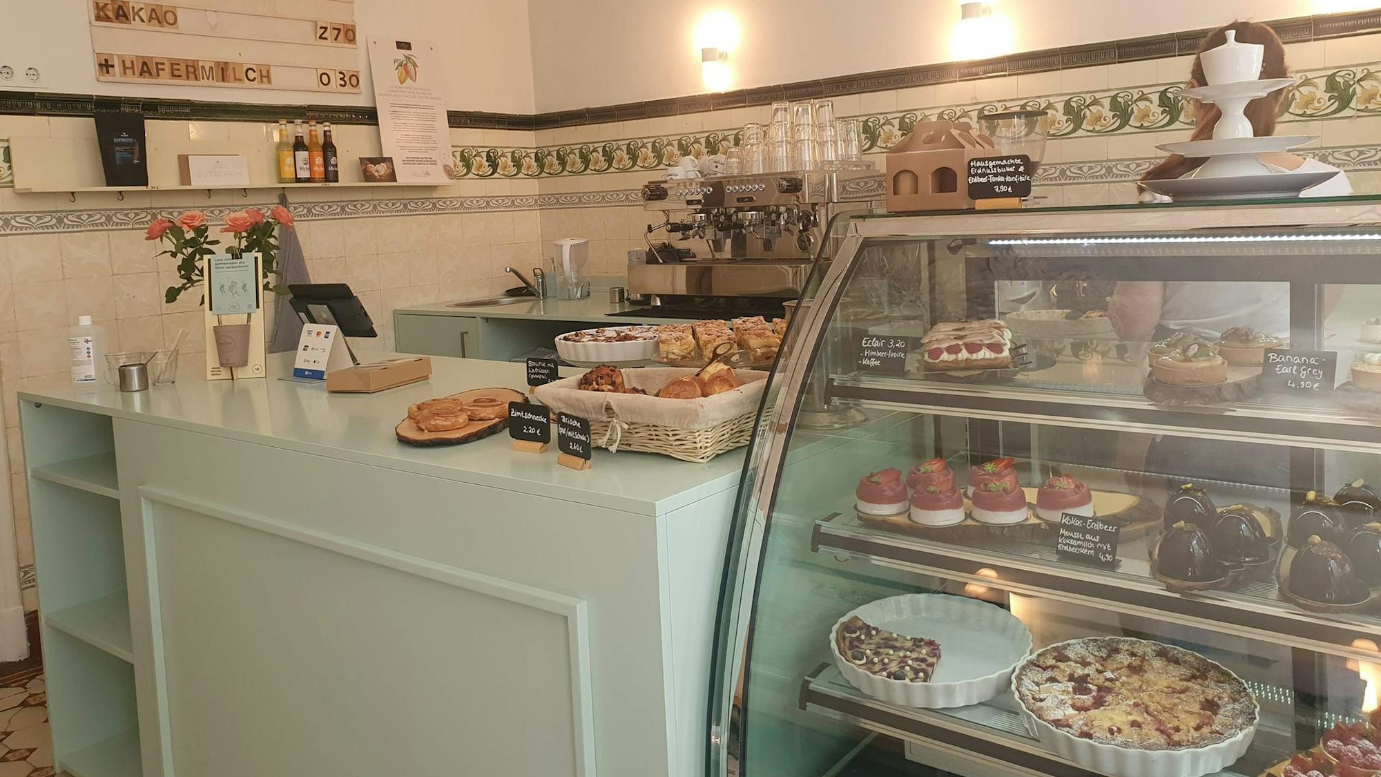Die Theke im Cafe Nimmersatt