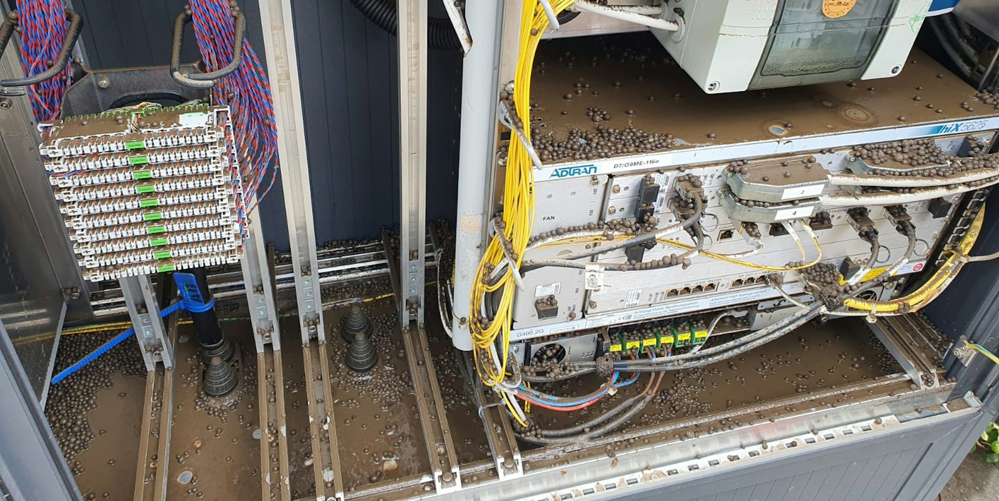 Netcologne Technikgehäuse nach dem Unwetter
