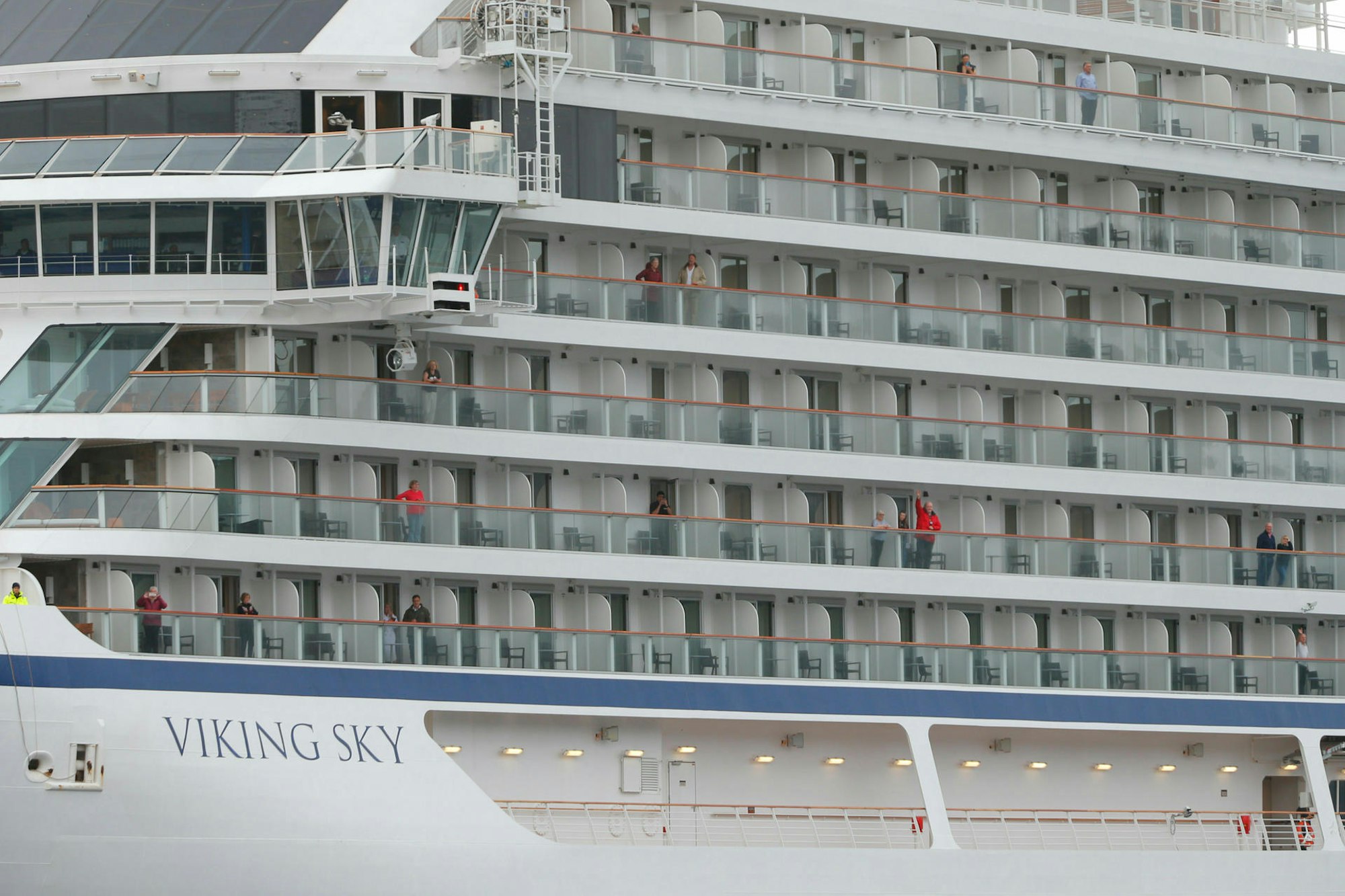 Menschen winken von der Viking Sky