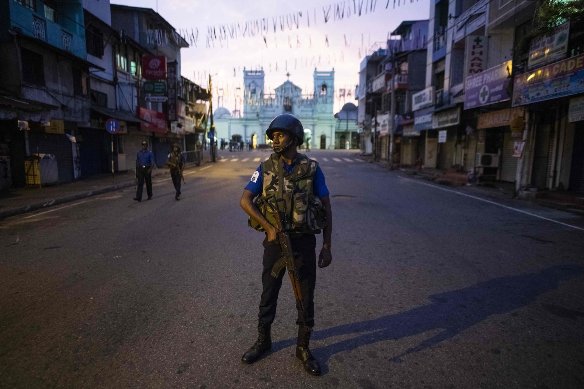 Soldat Sri Lanka auf Straße 260419