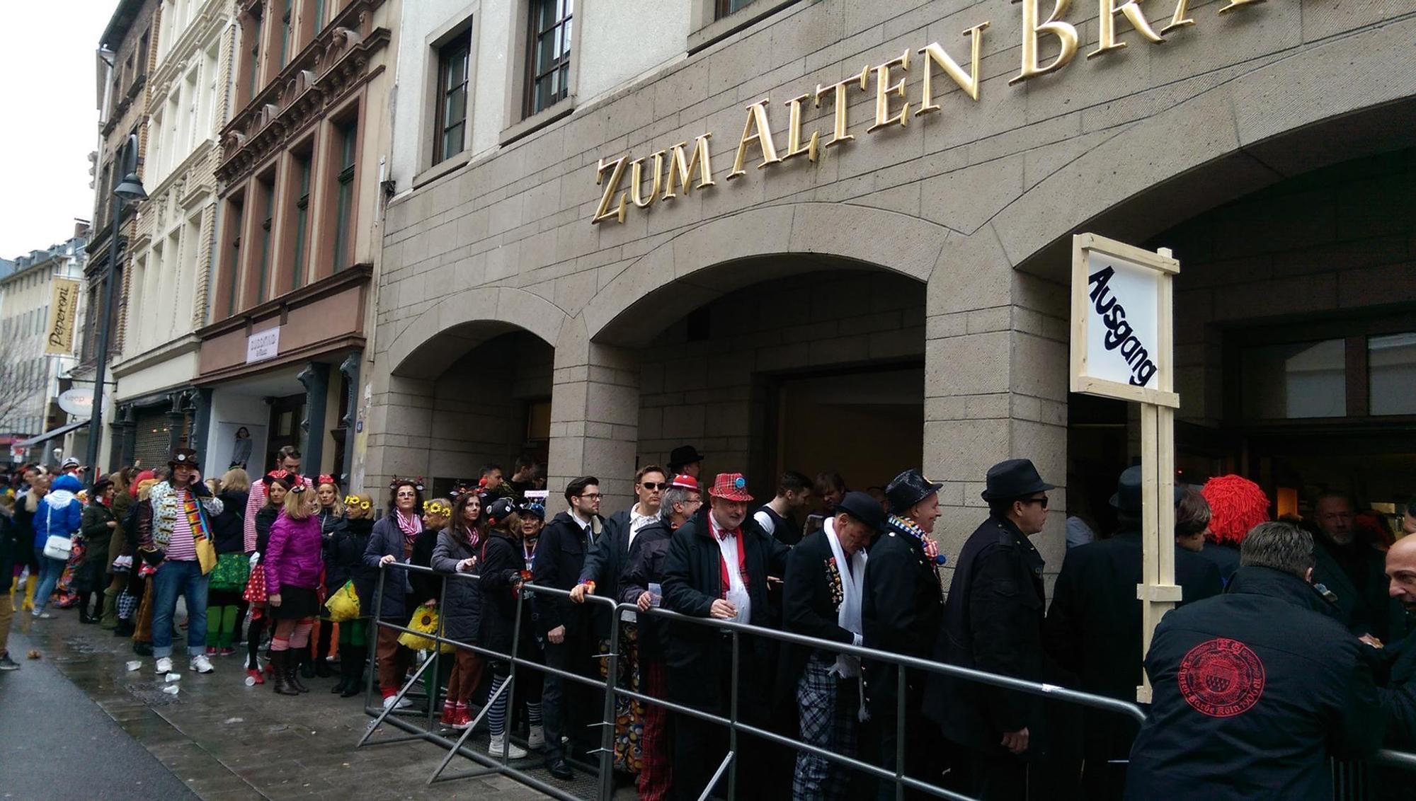 Schlange vor Kneipe