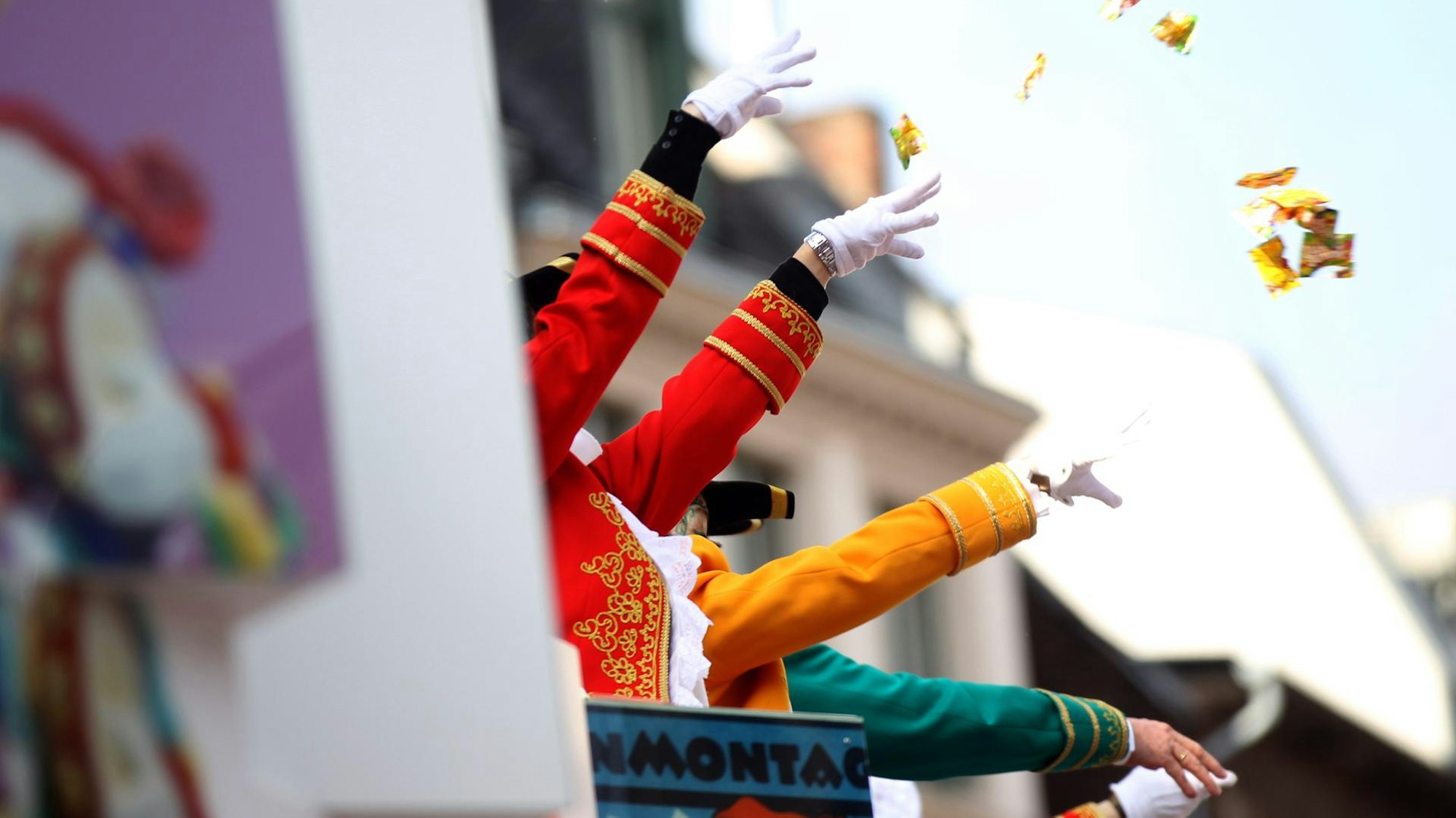 Fliegende Kamelle am Rosenmontag.