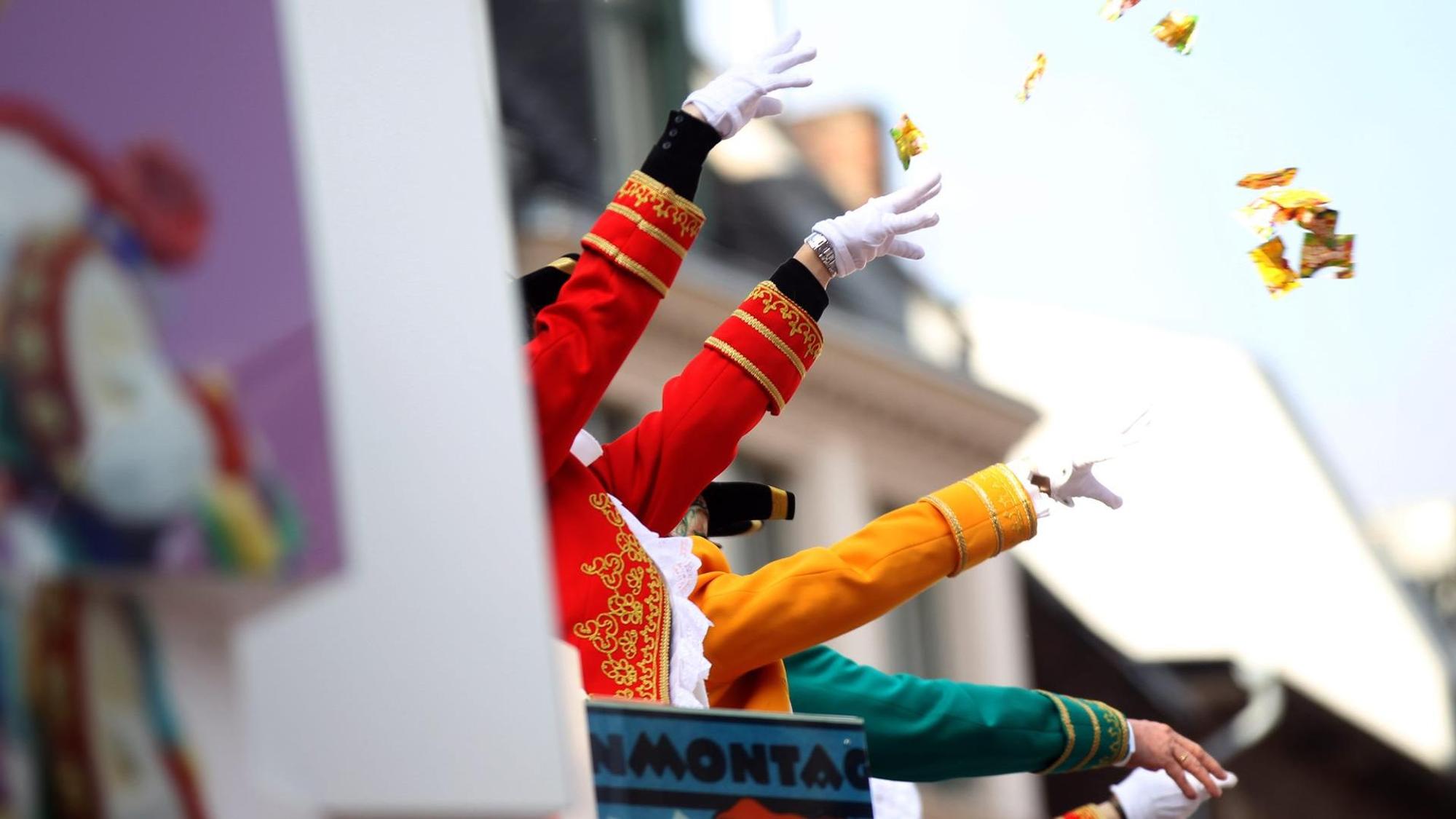 Fliegende Kamelle am Rosenmontag.