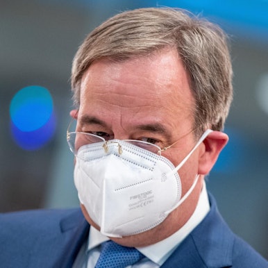 Laschet Blick nach unten