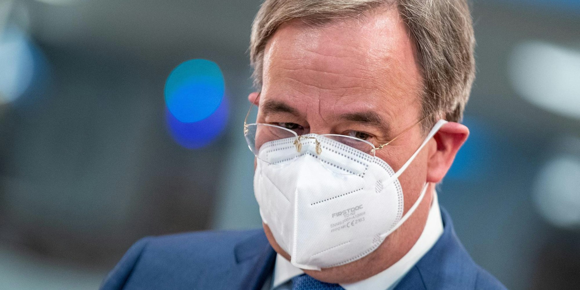 Laschet Blick nach unten