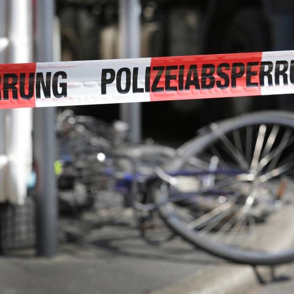 Das Bild zeigt ein verbogenes Fahrrad in einem abgesperrten Bereich der Polizei.