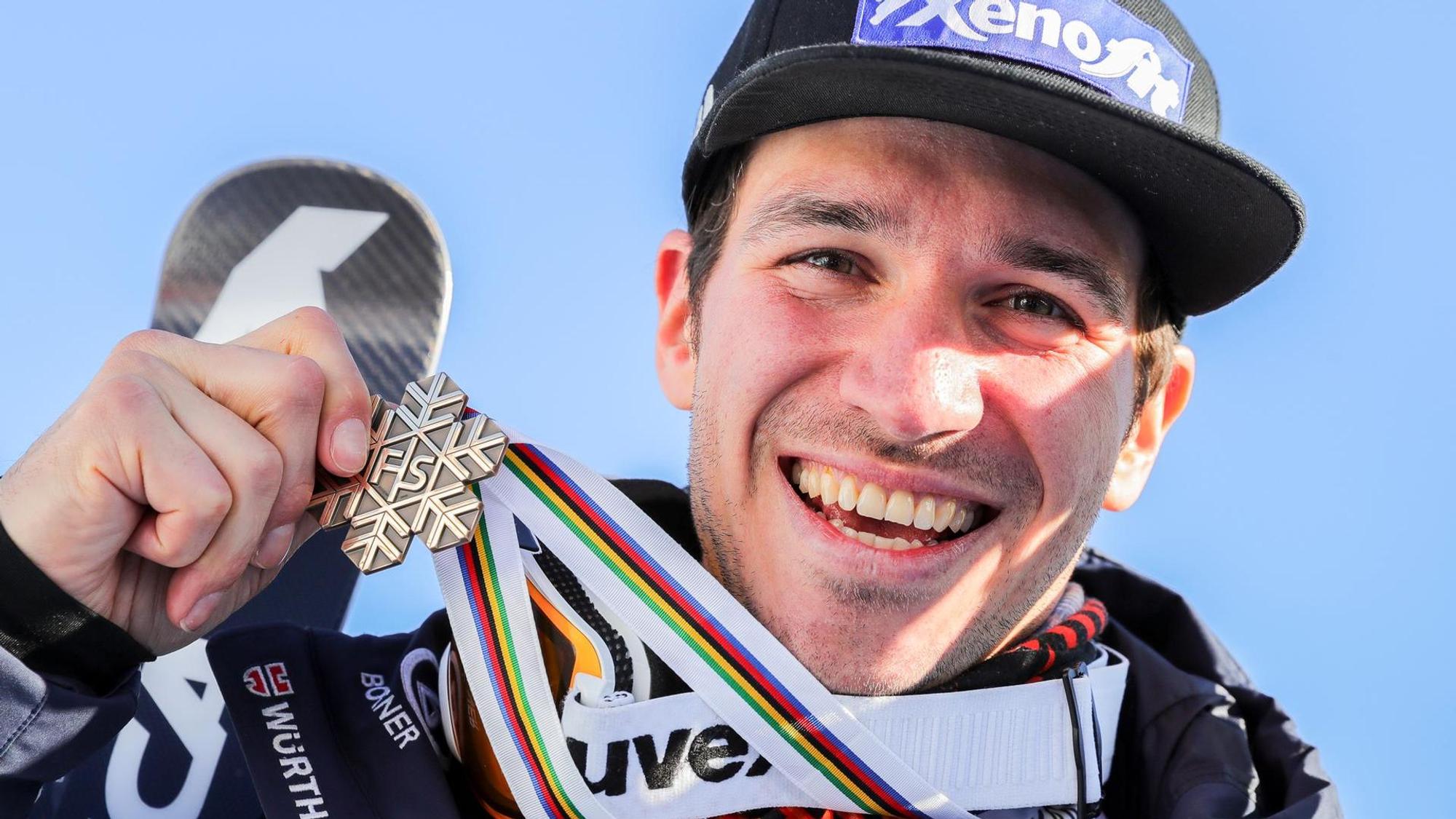 Felix Neureuther mit einer Medaille.