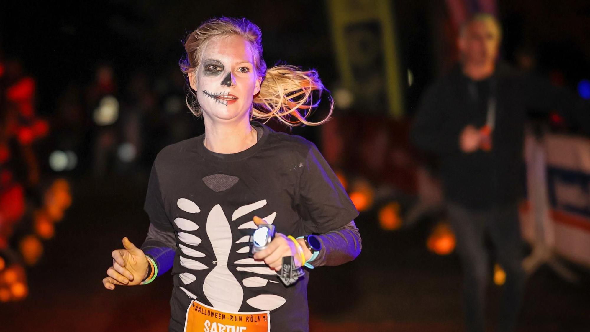 Eine Läuferin beim Halloween Run Köln.