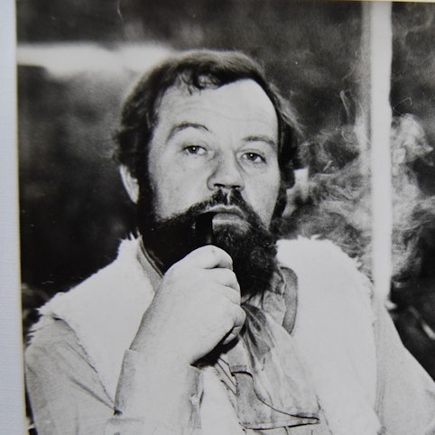 Janzen_mit_Pfeife_und_Blick_in_die_Kamera