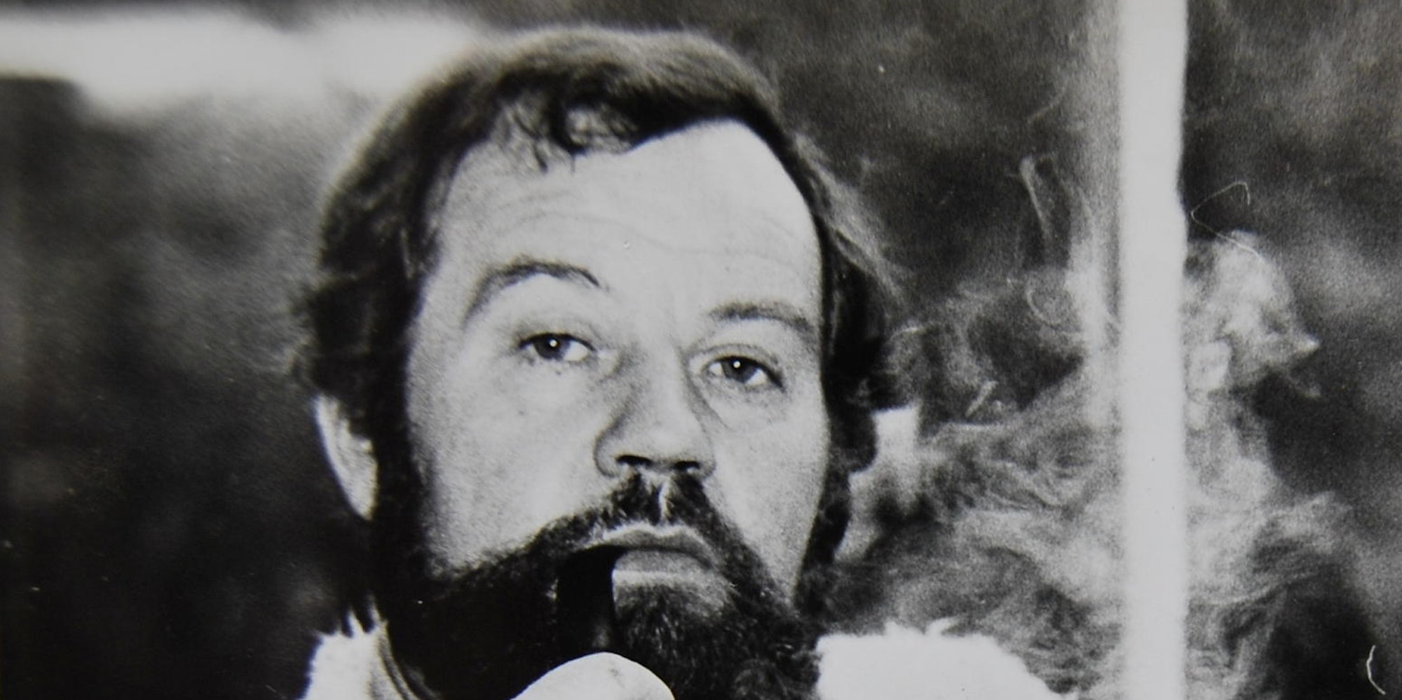 Janzen_mit_Pfeife_und_Blick_in_die_Kamera