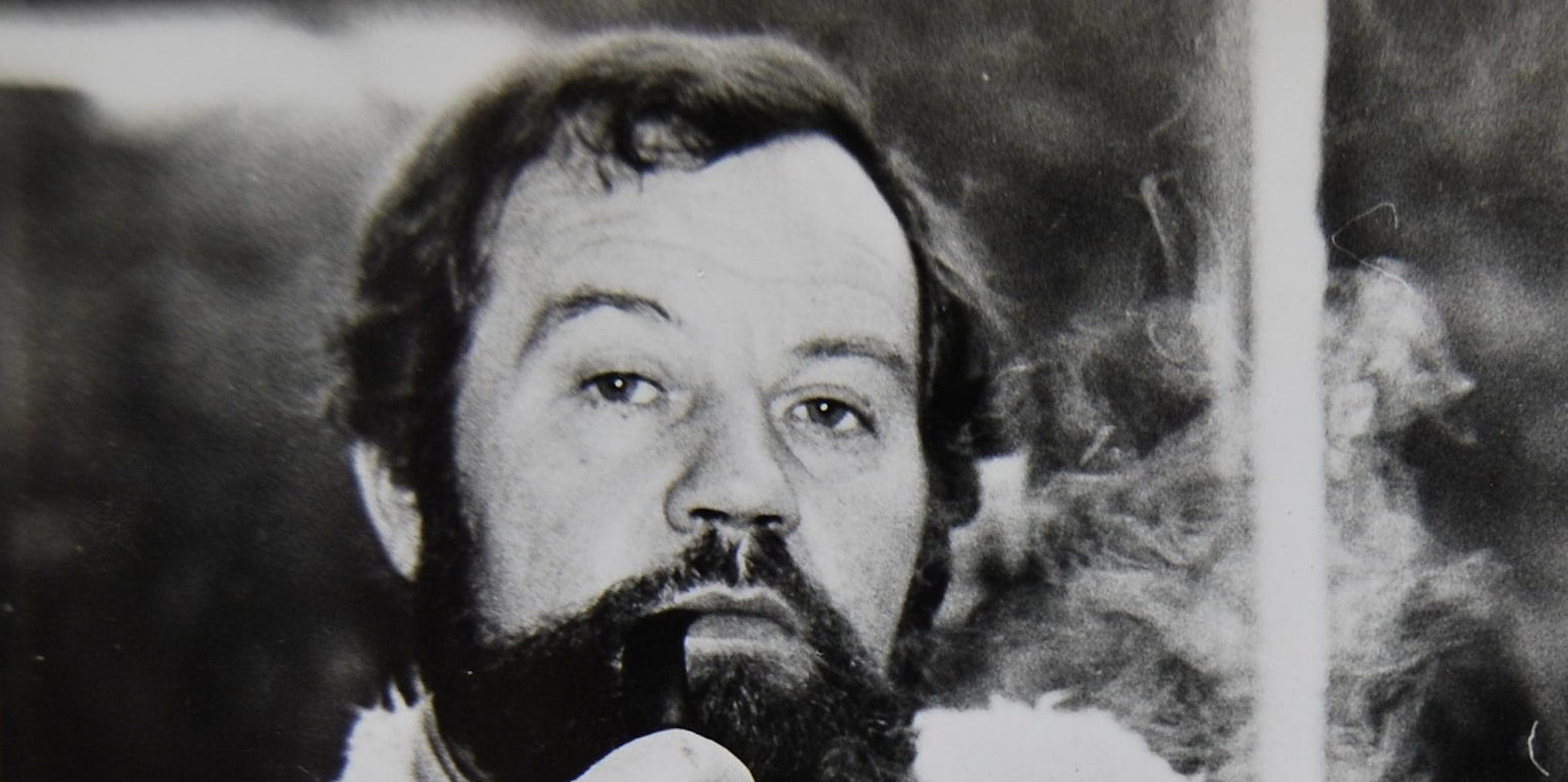 Janzen_mit_Pfeife_und_Blick_in_die_Kamera