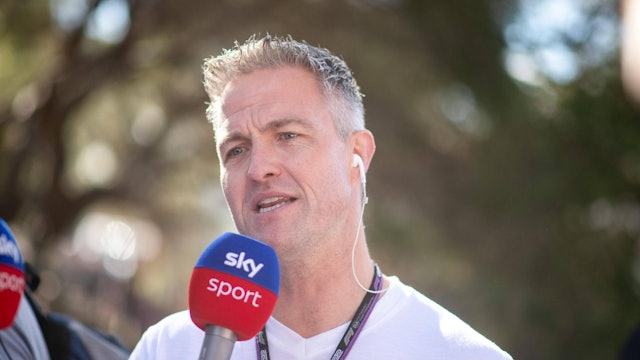 Ralf Schumacher spricht in ein Sky-Mikro.