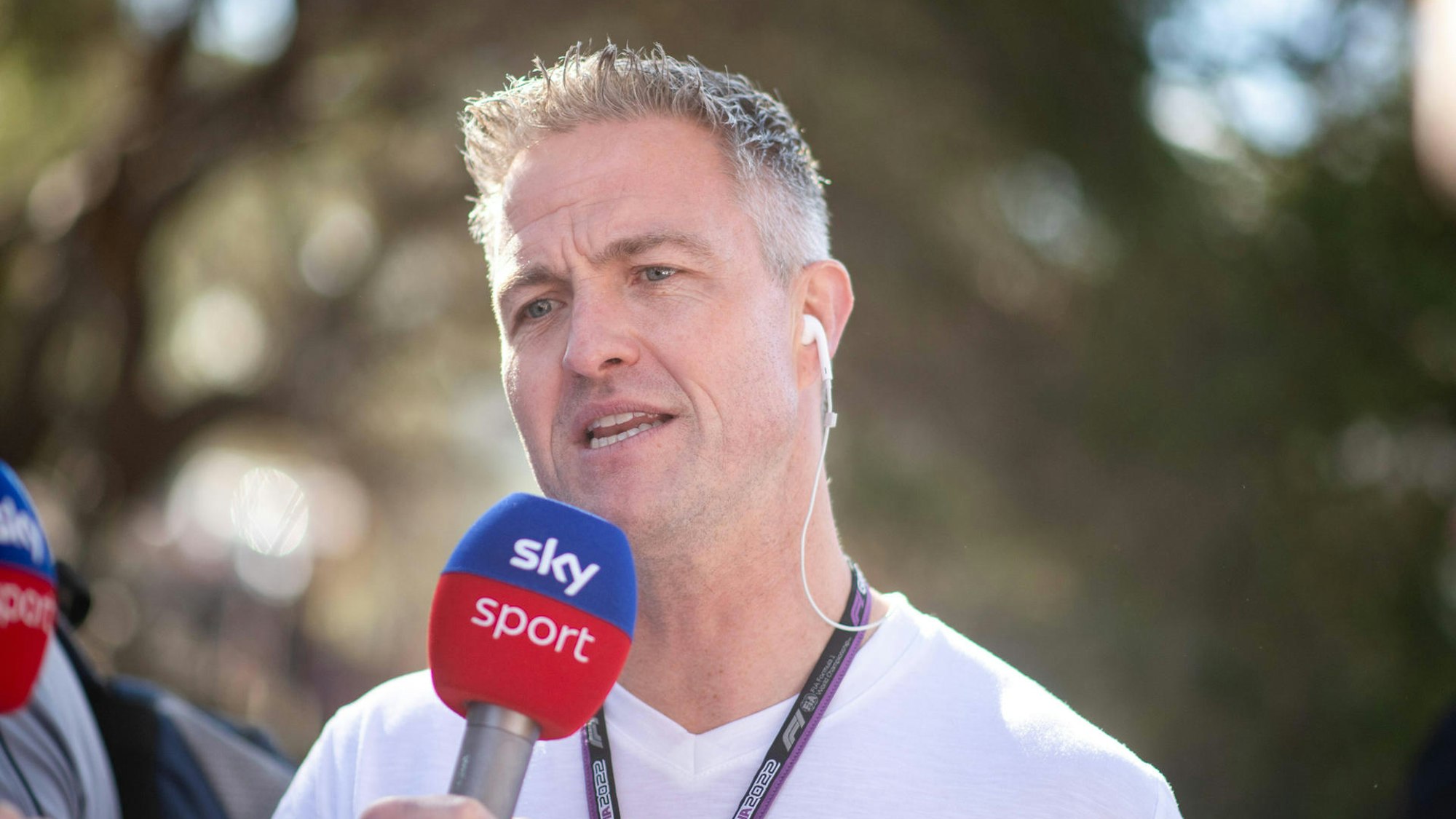 Ralf Schumacher spricht in ein Sky-Mikro.