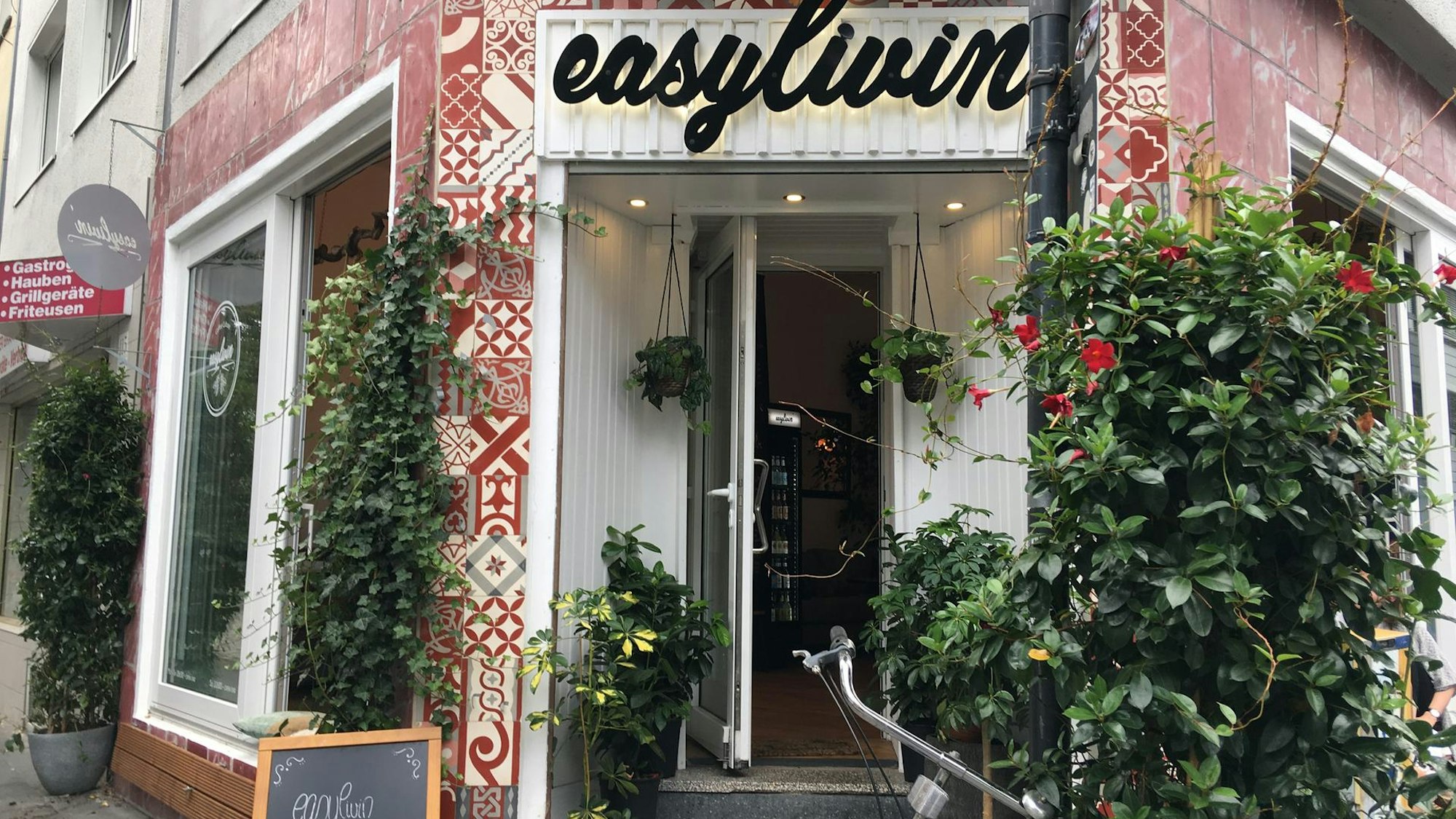 Easylivin Coffee von außen mit bunter Fassade. (Archivbild)