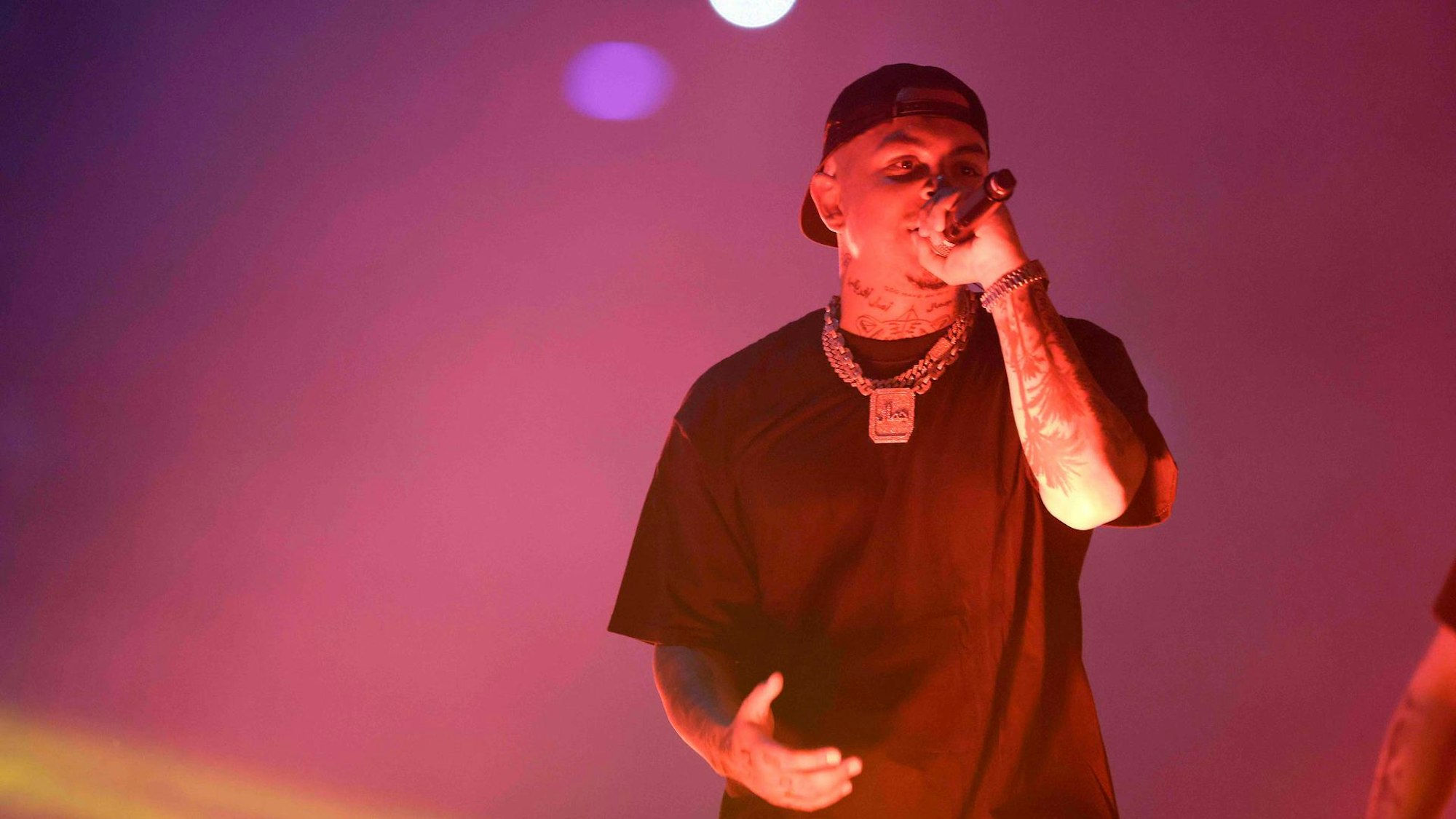 Rapper Luciano auf der Bühne.