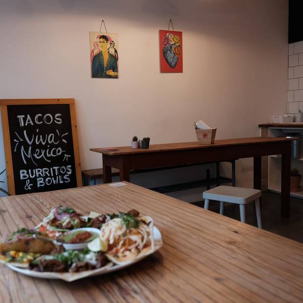 tonys tacos taco im vordergrund