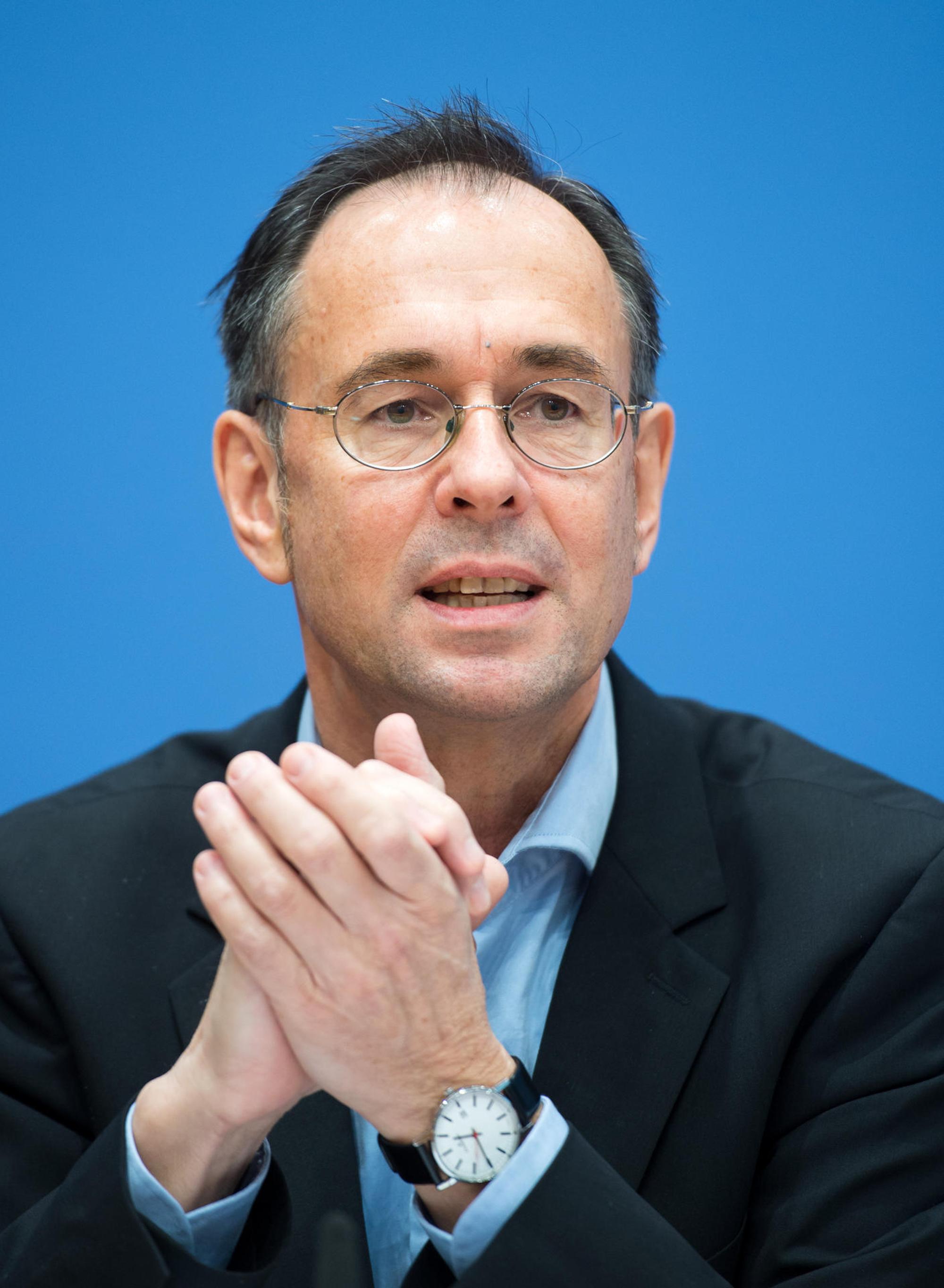 Andreas Zick bei einer Pressekonferenz.