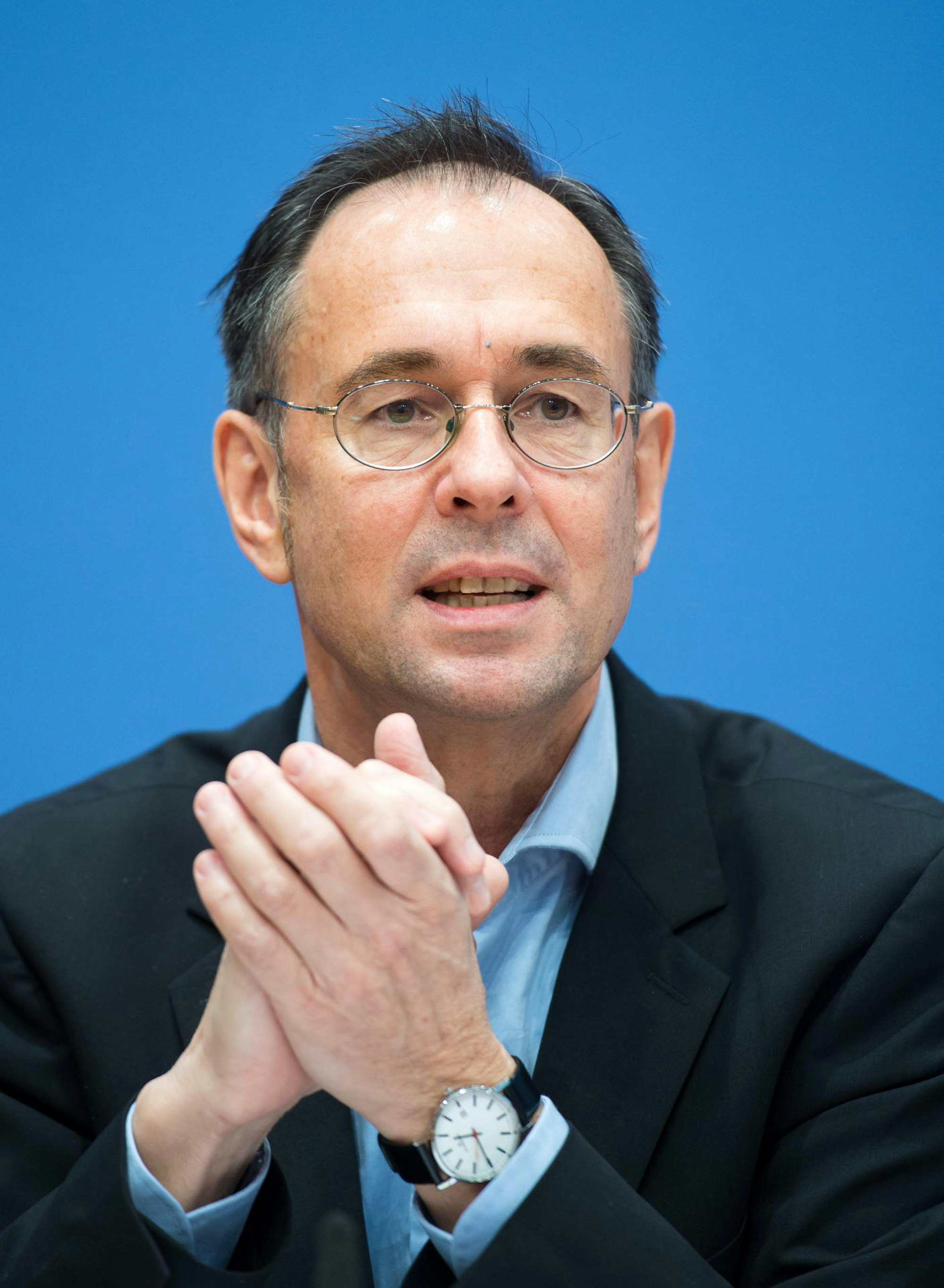 Andreas Zick bei einer Pressekonferenz.