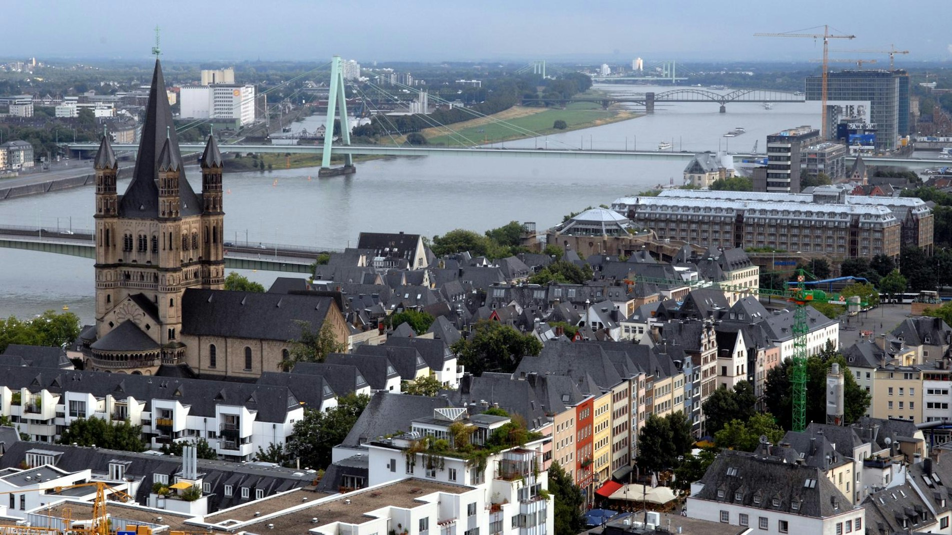 Luftbild von Groß St. Martin mit Rhein im Hintergrund