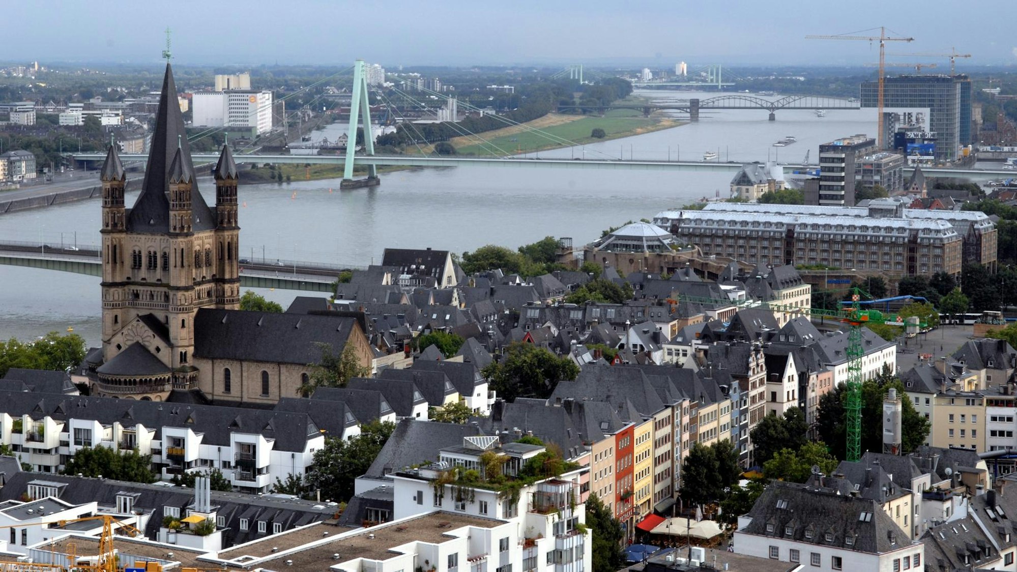 Luftbild von Groß St. Martin mit Rhein im Hintergrund.