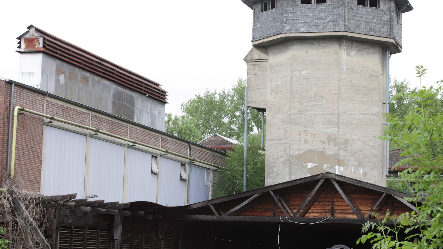 Das Foto zeigt den Wasserturm der ehemaligen Pappenfabrik Wachendorff in Bergisch Gladbach-Gronau.