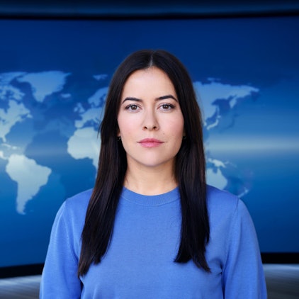 Aline Abboud steht in der „Tagesthemen“-Kulisse.