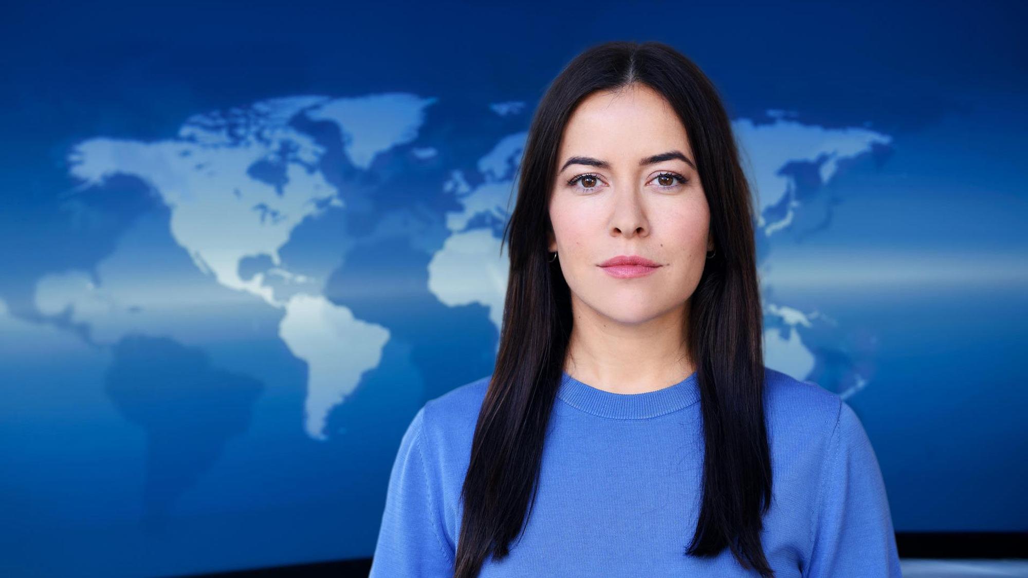 Aline Abboud steht in der „Tagesthemen“-Kulisse.