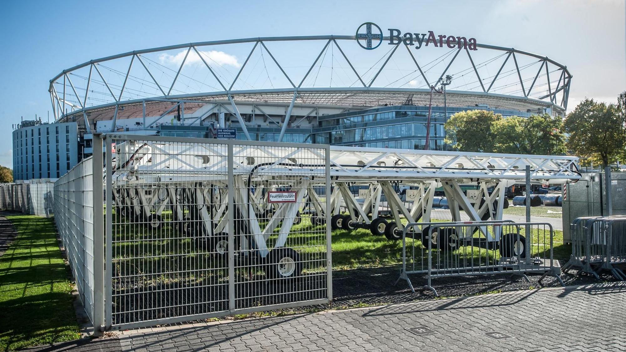 Auf einer Abstellfläche neben dem Stadion wurden die Pflanzlampen geparkt.