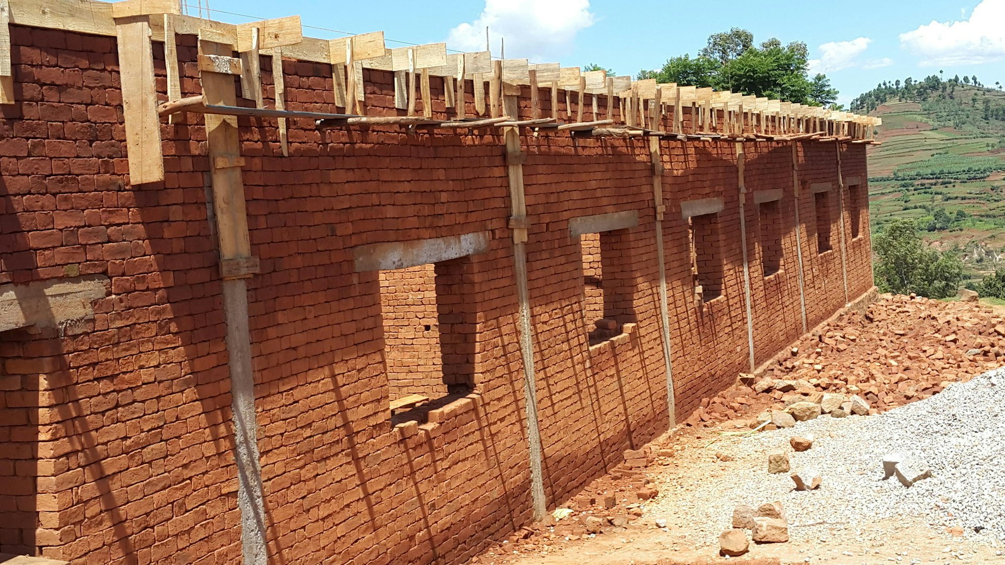 Schulbau-Betafo_Fly_and_Help2