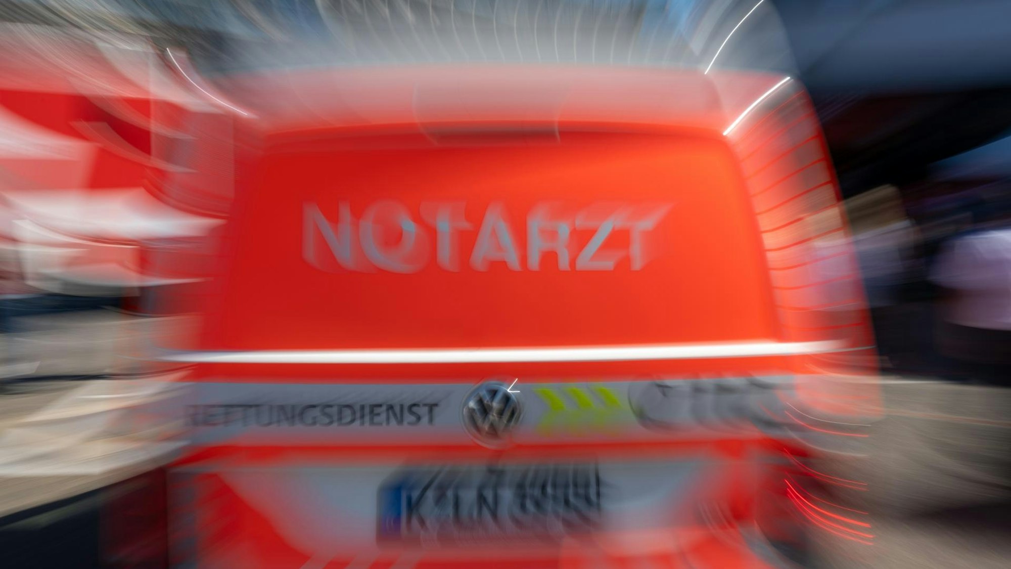 Ein Notarzt-Auto von hinten.