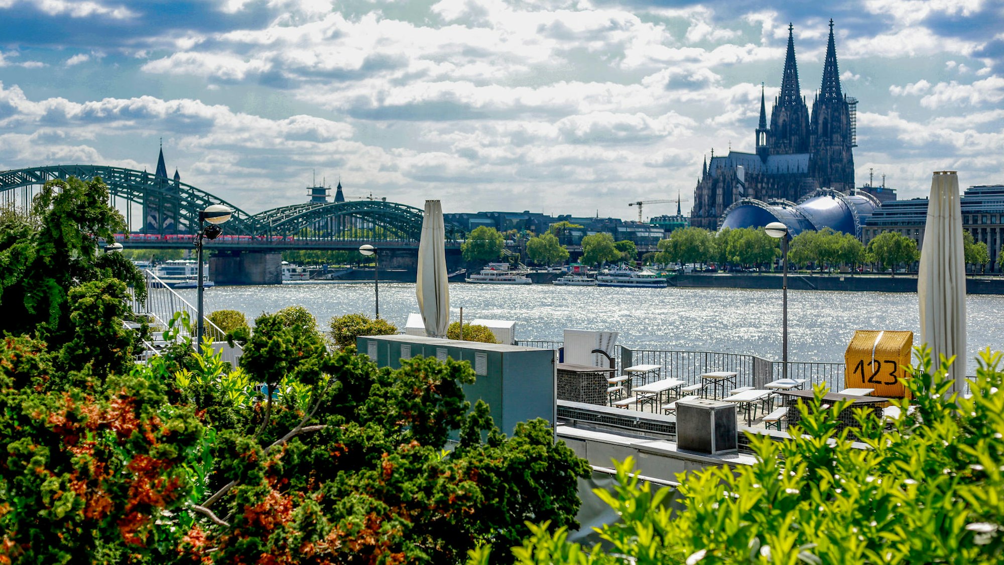 Die Rheinterassen bieten einen wunderbaren Blick auf Fluss und Dom.