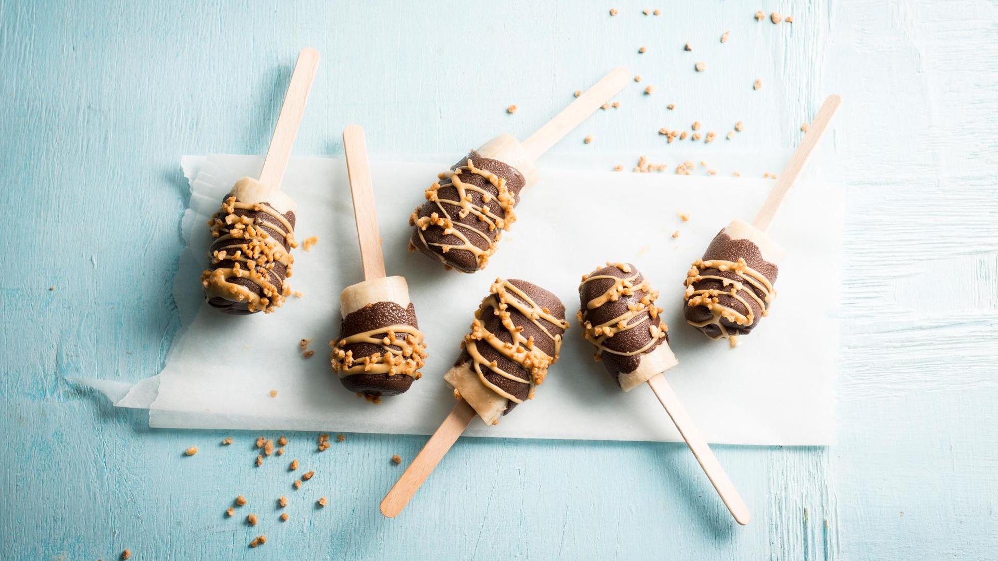 Frozen Banana mit Schokolade und Erdnussbutter als Eis am Stil
